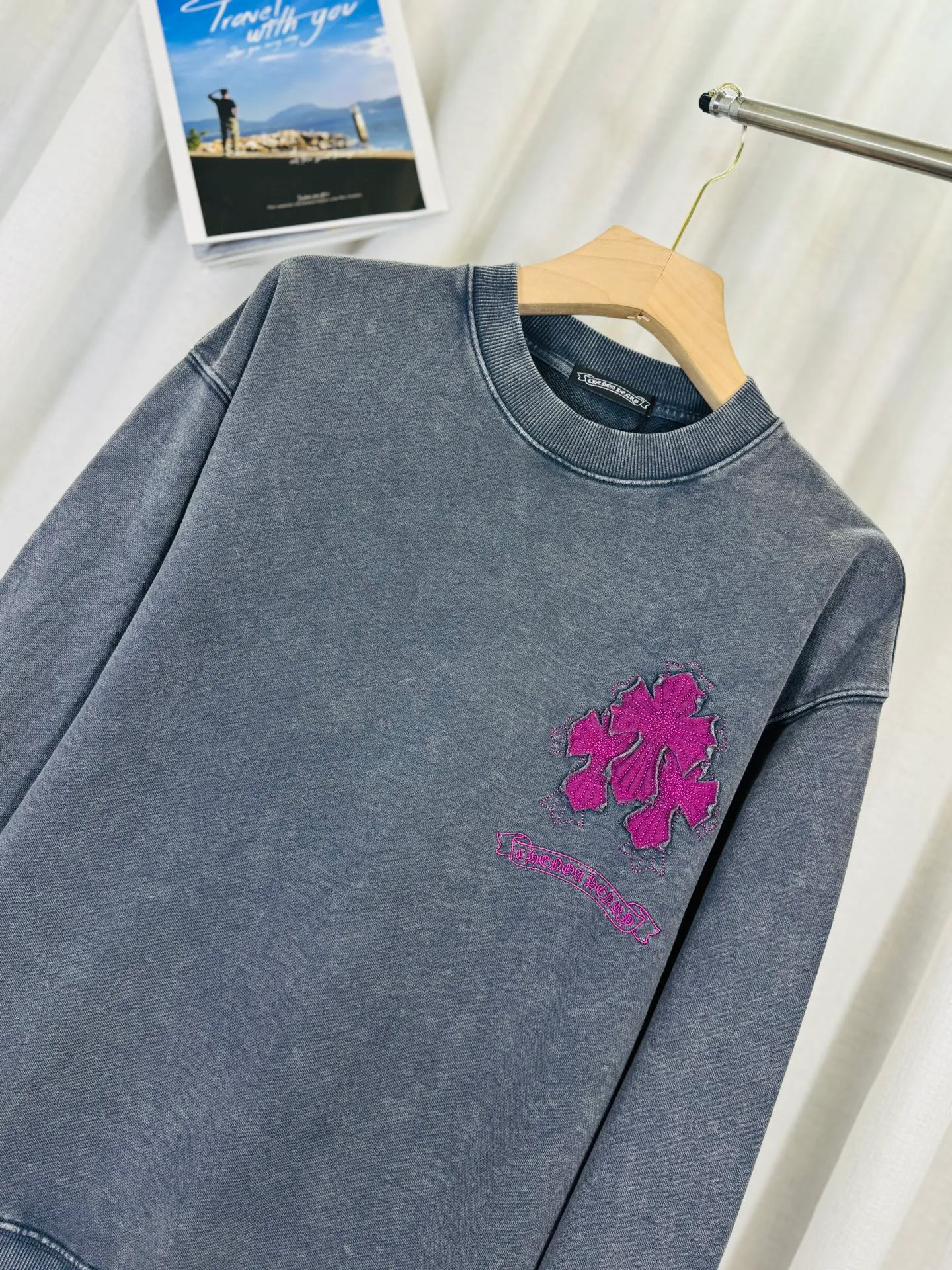 P280 top version, real shot without P, ​​different from market currency) 𝗖𝗵𝗿𝗼𝗺𝗲 𝗛𝗲𝗮𝗿𝘁𝘀/Cro Heart 2025 washed patch embroidery autumn and winter new original single counter American laser burnt 3D three-dimensional patch embroidery couple casual sweatshirt 👑The highest version! Customized fabric 430g tripe terry fabric! American acid-washed and distressed original fabric laser burnt ✟appliqué embroidery and exquisite embroidery of letters! The best-selling model in the counter, very comfortable to wear. Accessories: original molded and authenticated collar label➕100% silk wash label. Genuine purchase-grade original hangtag➕matching hanging rope➕3D hanging beads➕original packaging bag. Craftsmanship: The original version has consistent wiring! The highest version of the armhole matching technique! Color: Gray Black Size: S M L XL Style No.: 9325